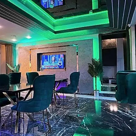Crowned Boutique Hotel