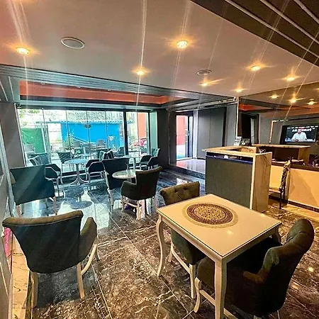 Crowned Boutique Hotel 2*