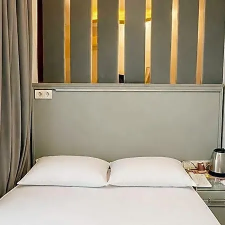 Crowned Boutique Hotel 2*