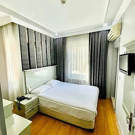 Crowned Boutique Hotel 2*