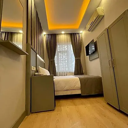Crowned Boutique Hotel
